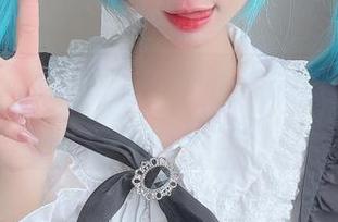 PoppaChan在水中的泳衣图集——这身姿真是让人浮想联翩。