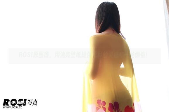ROSI写真 ROSI原图瘫,用油亮壁纸提供无尽的灵感和一丝懒惰!