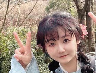 你们有没有注意这张照片里的Sayako＿今年4岁，那大凤的姿势，好像在对我说“快来看呀”！