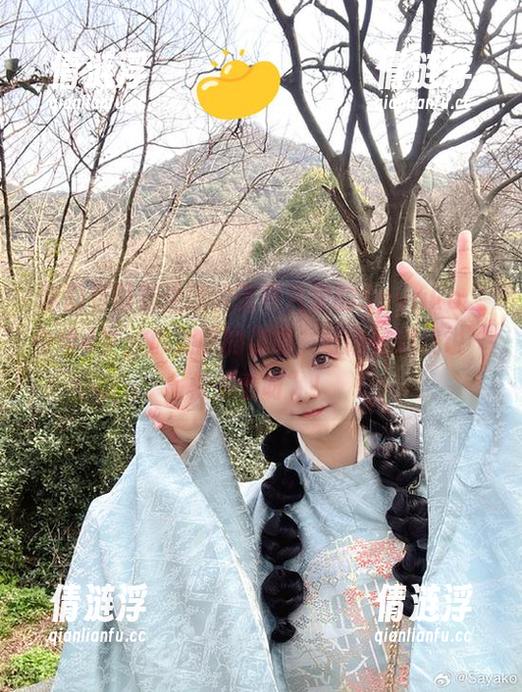 你们有没有注意这张照片里的Sayako＿今年4岁，那大凤的姿势，好像在对我说“快来看呀”！