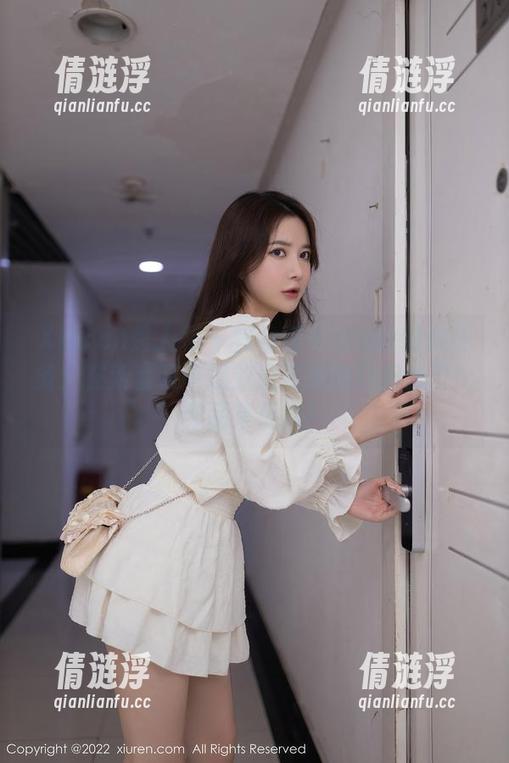 Xiuren秀人网-容容容Alice Xiuren秀人网 - 容容容Alice的特殊任务:在新套装中找到最完美的自拍角度!作品集更新!