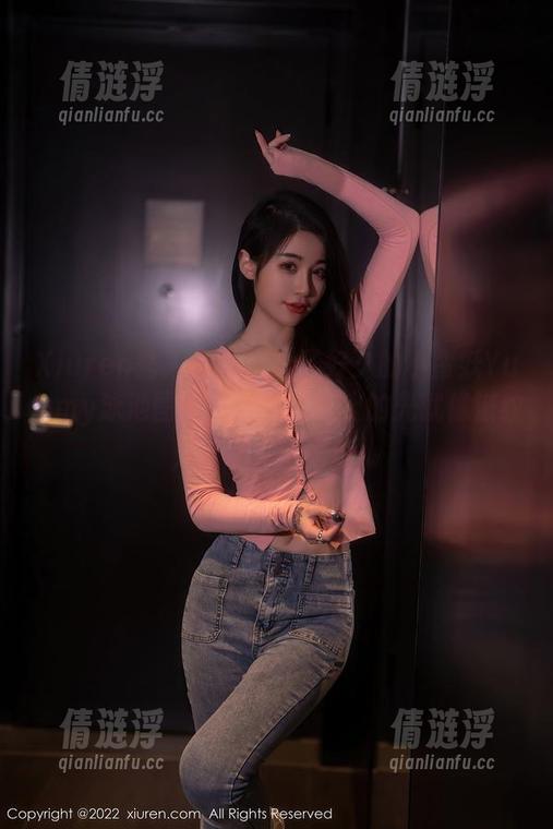 Xiuren秀人网 - 犹豫了好久的小蛮妖Yummy泳池图包更新，水面上的光就像波纹，坏了我的思绪。