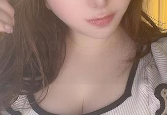 裸足的サク(saku)在照片里轻盈得像小鹿，难道她也感叹过鞋子的沉重？