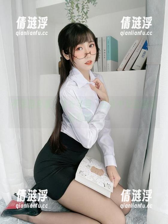 不呆猫合集：泳衣与猫，在水中交融的奇怪和谐。