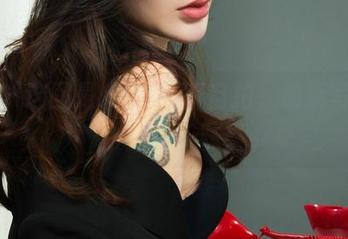 丽柜 – 这回是AMY新版自拍，最新写真集中的小玩味。