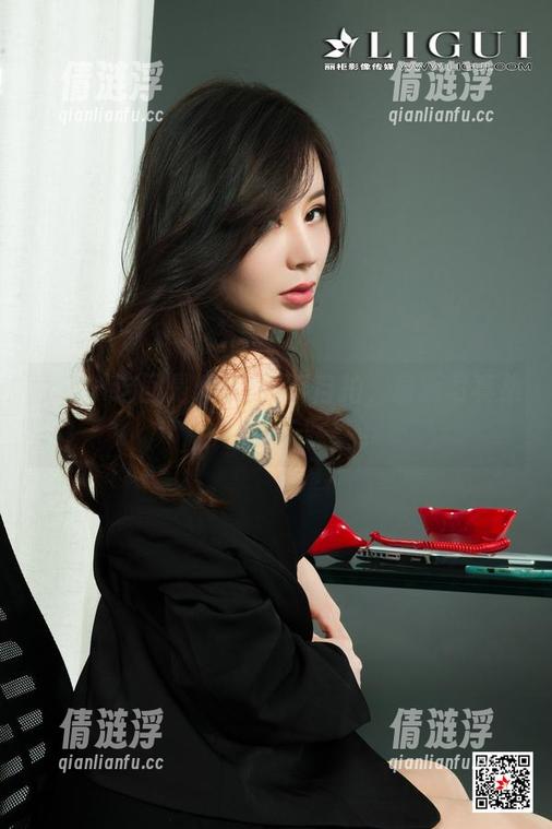 丽柜 - 这回是AMY新版自拍，最新写真集中的小玩味。