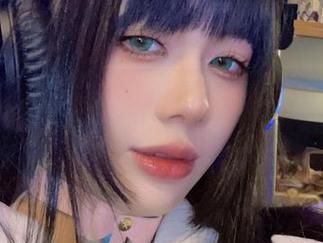 九言从不咕咕的原图，像是透过玻璃的日常，隐隐约约的让人猜测…