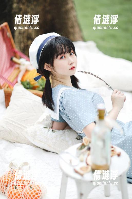 这一套依依超级懒的白丝图集，就像在读一本隐秘的诗集，慢慢品味。