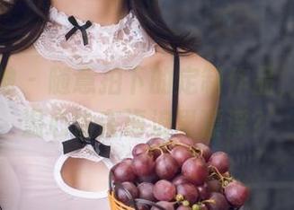头条女神 – 随意拍下的定制作品，海边的温心怡在海浪里漂浮？