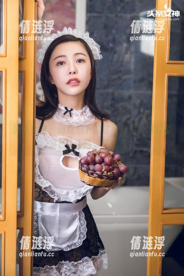 头条女神 - 随意拍下的定制作品，海边的温心怡在海浪里漂浮？