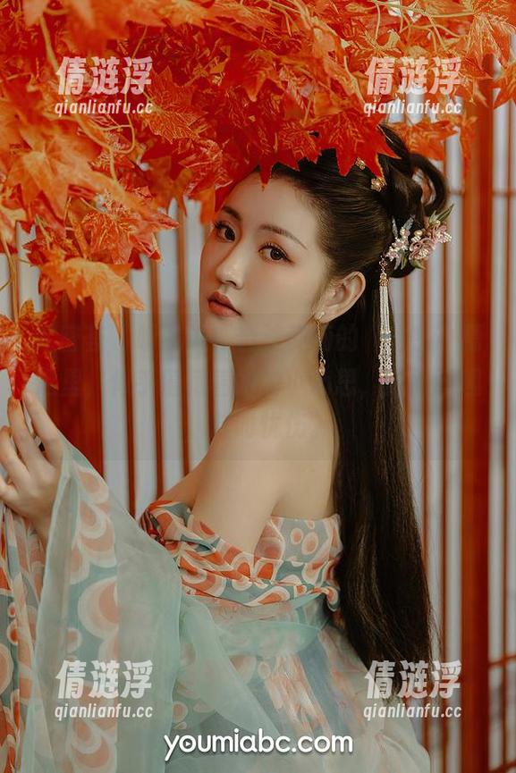 尤蜜荟-合法萝莉 尤蜜荟 - 听我说,合法萝莉的“秘密”精选里,似乎蕴藏着她的小心思,时而逗趣,时而忧伤。