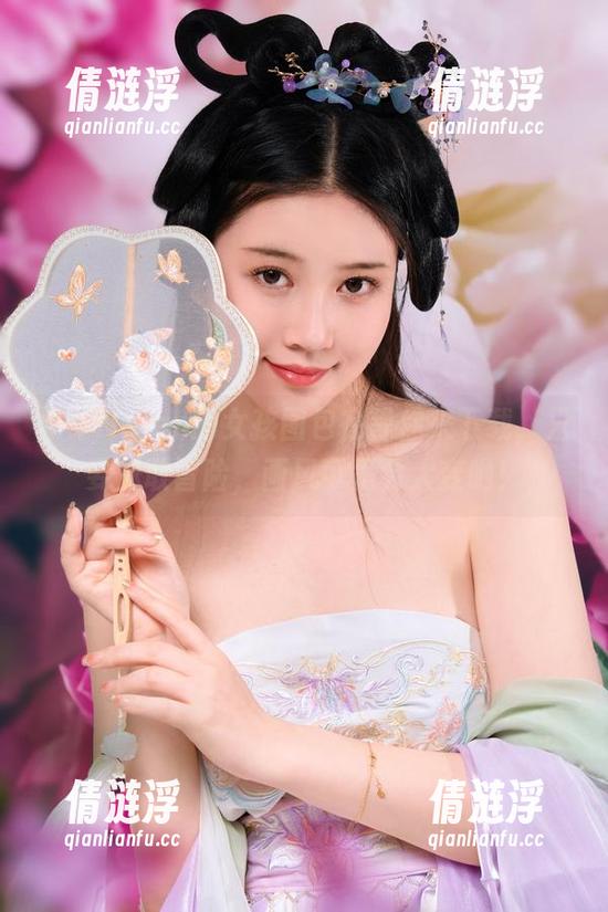 年年Nnian的女孩图包在等你来下载，只要你敢冒险，画风可是会大变哟！