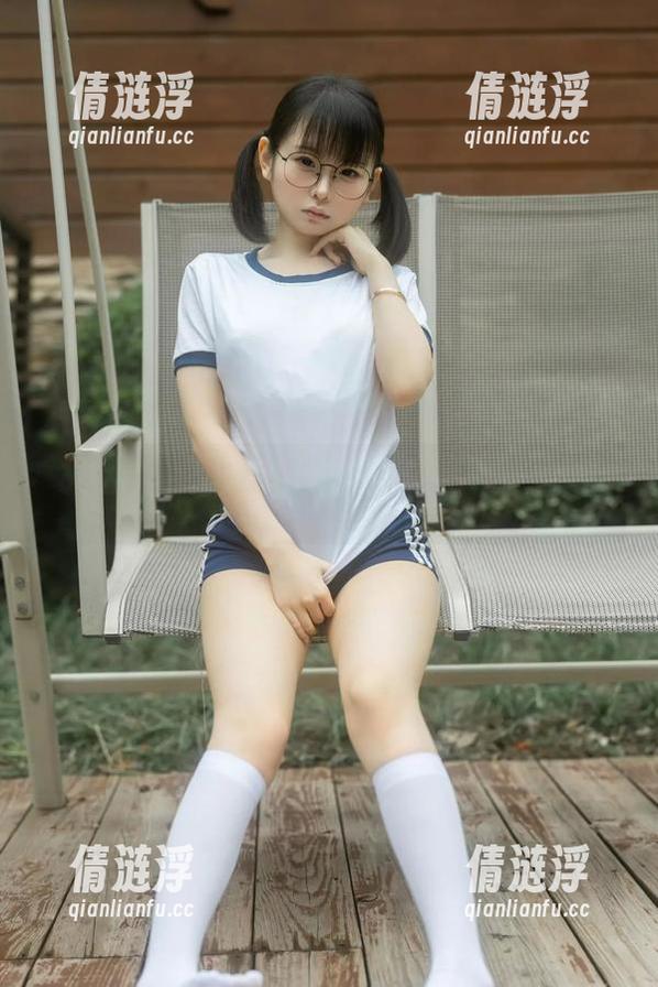 幼水铃衣的牛仔裤新cos，玩转不羁风潮。