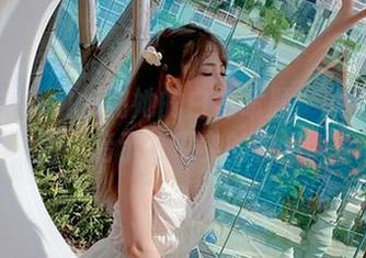 御子Yumiko和她的白色命题：原图与套图、暗示与现实的较量。