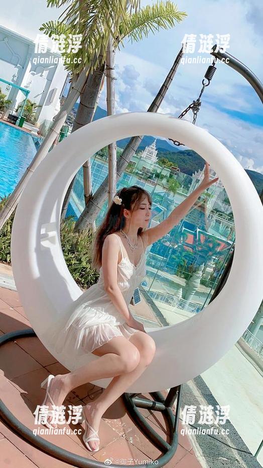 御子Yumiko和她的白色命题：原图与套图、暗示与现实的较量。