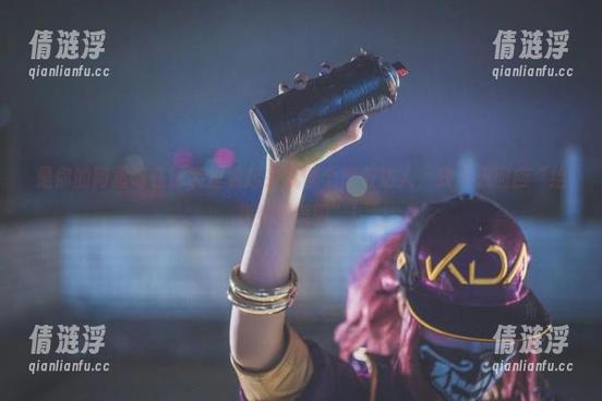 是你的阿薰呀在泳装里看起来就像个度假达人，我只想回应“给我免费美图”！