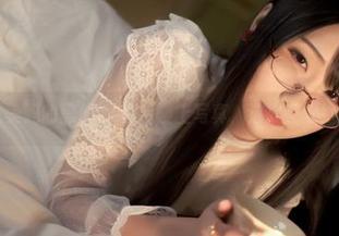 当晓美妈的黑丝OL套装碰上写真，这火花太绝了。