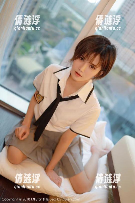 模范学院 - 看，郑颖姗把夏日打包成了原图和套图，仿佛在说：“快来找我聊天！”