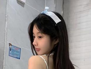 微密圈 – 火龙果羊的红色连体吊带，真心惹人注目，给我来张无圣光的图片吧！