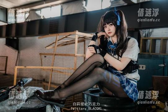 白莉爱吃巧克力 白莉爱吃巧克力的私拍:连衣裙与吃泡面,没啥关系,纯粹就是爱!