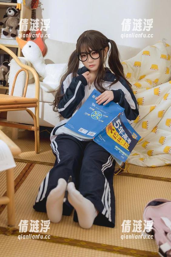 玩转未来：神沢永莉和她的电子猫猫宠物图册，没想到还能这么萌！