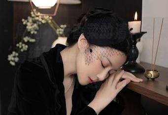 秀人网 – 周周不吃香菜的清纯全集，原来这就是‘清纯’的新诠释，依然让我捉摸不定