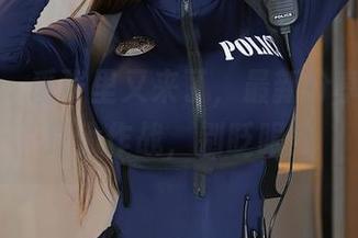 秀人网 – 爱酱里又来了，最新分享女神变身大作战，别眨眼！