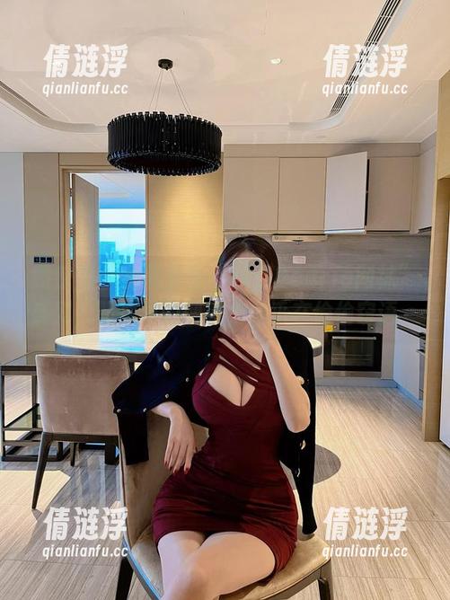 脸红Dearie 微密圈 - 免费分享“脸红Dearie网袜”系列,照片里的网眼,似乎在偷偷窃语。