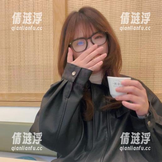 看啊，闪月半的高跟鞋，简直是图包里的旋风！