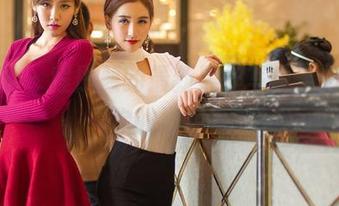青豆客 – 程彤颜的最新黑丝写真，挑动着你的神经。