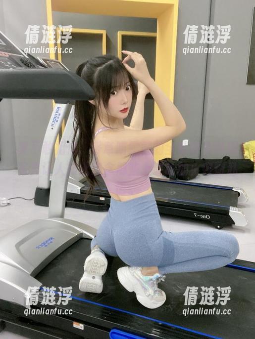 真不敢相信，香草喵露露的全套课室制服写真让人如此想念那些上课时的小窃窃私语。