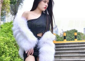 魔镜街拍 – 在线get艾小青，超短裙肉丝组合的甜蜜负担！