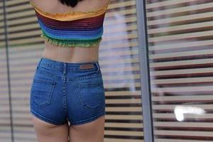 在魔镜街拍的原图里，发现高跟运动鞋的另类风情